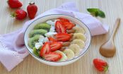 Gesundes Power-Frühstück: Smoothie-Bowl mit Erdbeeren, Kiwi und Banane