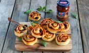 Schnell und unkompliziert: Rustikale Pizzaschnecken mit rotem Pesto, Schinken und schwarzen Oliven