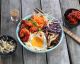 Koreanisches Bibimbap mit Shrimps, Gemüse und Champignons