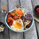 Koreanisches Bibimbap mit Shrimps, Gemüse und Champignons