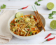 Köstliches thailändisches Pad Thai mit Tofu und frischem Gemüse