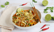 Köstliches thailändisches Pad Thai mit Tofu und frischem Gemüse