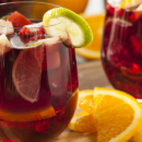 Sangria: das Getränk des Sommers, voll mit frischen Früchten!