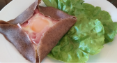 Bretonische Galette gefüllt mit Schinken, Käse und Ei