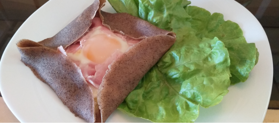 Bretonische Galette gefüllt mit Schinken, Käse und Ei