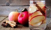 Ein super Entschlackungsdrink: Apfel-Zimtwasser gegen Fettpölsterchen