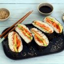 Dieses Sushi Sandwich ist das perfekte Mittagessen: so macht ihr Onigirazu