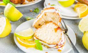 Fluffig-fruchtiger Biskuitkuchen mit Zitrone