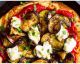 Pizza aus der Pfanne mit gebratener Aubergine, Ricotta und Minze