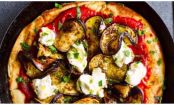 Pizza aus der Pfanne mit gebratener Aubergine, Ricotta und Minze