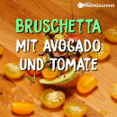 Bruschetta mal anders: Mit Avocado, Knoblauch und Kirschtomaten