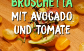 Bruschetta mal anders: Mit Avocado, Knoblauch und Kirschtomaten