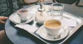 Wisst ihr, warum man zum Espresso immer ein Glas Wasser serviert bekommt?