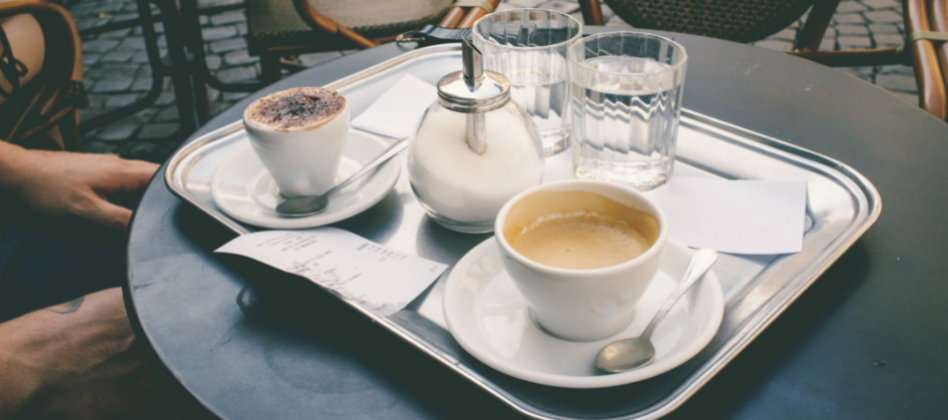 Wisst ihr, warum man zum Espresso immer ein Glas Wasser serviert bekommt?