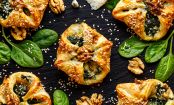 Herzhafte Blätterteig-Taschen mit Spinat und Gorgonzola