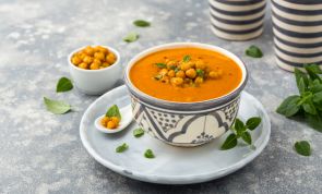 Würzig und gesund: Orientalische Linsensuppe mit Koriander und Kichererbsen