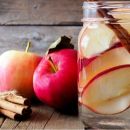 Ein super Entschlackungsdrink: Apfel-Zimtwasser gegen Fettpölsterchen