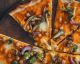 Knusprig und gesund: So macht ihr eine köstliche, vegane Pizza mit Kürbisboden