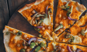 Knusprig und gesund: So macht ihr eine köstliche, vegane Pizza mit Kürbisboden