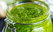 Hausgemachtes Pesto mit Stößel oder Mixer zubereitet