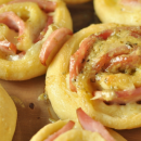 Herzhaft gefüllte Blätterteigschnecken mit Schinken, Käse und Zucchini
