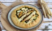 Rustikale Tarte mit Spinatpesto und weißem Spargel