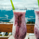 Cremig-sommerlicher Buttermilchshake mit Waldfrüchten