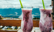Cremig-sommerlicher Buttermilchshake mit Waldfrüchten
