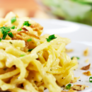 Ein Teller Glück: Omas bestes Rezept für Käsespätzle