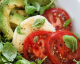 Dieser bunte Salat mit Avocado und Gemüse ist das ideale Sommergericht!