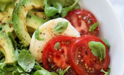 Dieser bunte Salat mit Avocado und Gemüse ist das ideale Sommergericht!