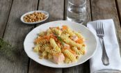 Fusilli in fruchtig-cremiger LACHS-ORANGEN SAUCE mit gerösteten Pinienkernen