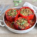 Klassisch lecker: Gefüllte Paprika mit Reis und Hackfleisch in Tomatensauce