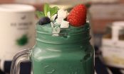 SUPER-SMOOTHIE-BOWL mit Manukahonig und Spirulina