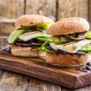 Saftig-herzhafte Halloumi Burger mit gegrilltem Sommergemüse