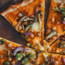 Knusprig und gesund: So macht ihr eine köstliche, vegane Pizza mit Kürbisboden