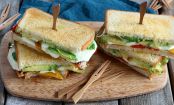 Köstlicher Avocado-Toast mit Putenbrust, Paprika und Mozzarella