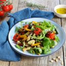 Sommer-Salat mit mariniertem Ofengemüse und Zitronen-Kräuter-Dressing