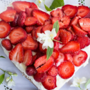 Herztorte mit Biskuitboden, Diplomatencreme und Erdbeeren