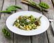 Grüner Nudelsalat mit Pesto, Spargel und frischen Erbsen