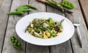 Grüner Nudelsalat mit Pesto, Spargel und frischen Erbsen