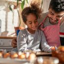 Einfache Küchen-Basics, die ihr euren Kindern beibringen könnt (und solltet)
