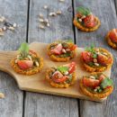 Mini-Süßkartoffel-Pizzen mit Pesto und frischen Tomaten