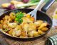 Perfekter Schmaus für den Tag nach dem Raclette: Bratkartoffeln mit Raclettekäse und Speck