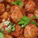 Weich und leicht: Ricotta-Bällchen in Tomatensoße