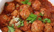Weich und leicht: Ricotta-Bällchen in Tomatensoße