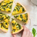 Selbstgemachte, sommerliche Spinatquiche: einfach zum Anbeißen
