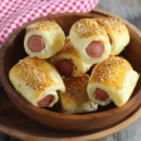 Ideal für's Picknick: Knackige Würstchen im Teigmantel mit Ziegenfrischkäse und Sesam