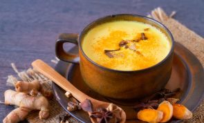 Goldene Milch: So bekämpft Ihr mit Kurkuma Gelenkschmerzen