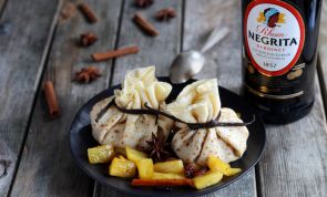 Crêpes-Täschchen mit karamellisierter Ananas und Rum